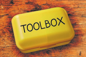 Toolbox-Schriftzug auf gelber Jausenbox