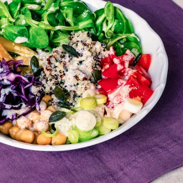 AGES_Kicherbowl_Copyright AGES-Jakob Hlous Bowl mit Kichererbsen, Rotkraut, Quinoa, Vogerlsalat, Tomaten und Paprika