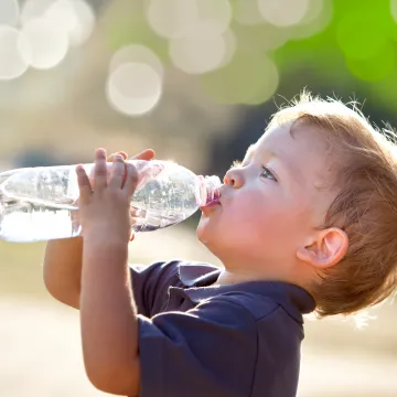 © ZoneCreative_AdobeStock_107316114 Kind trinkt aus Wasserflasche